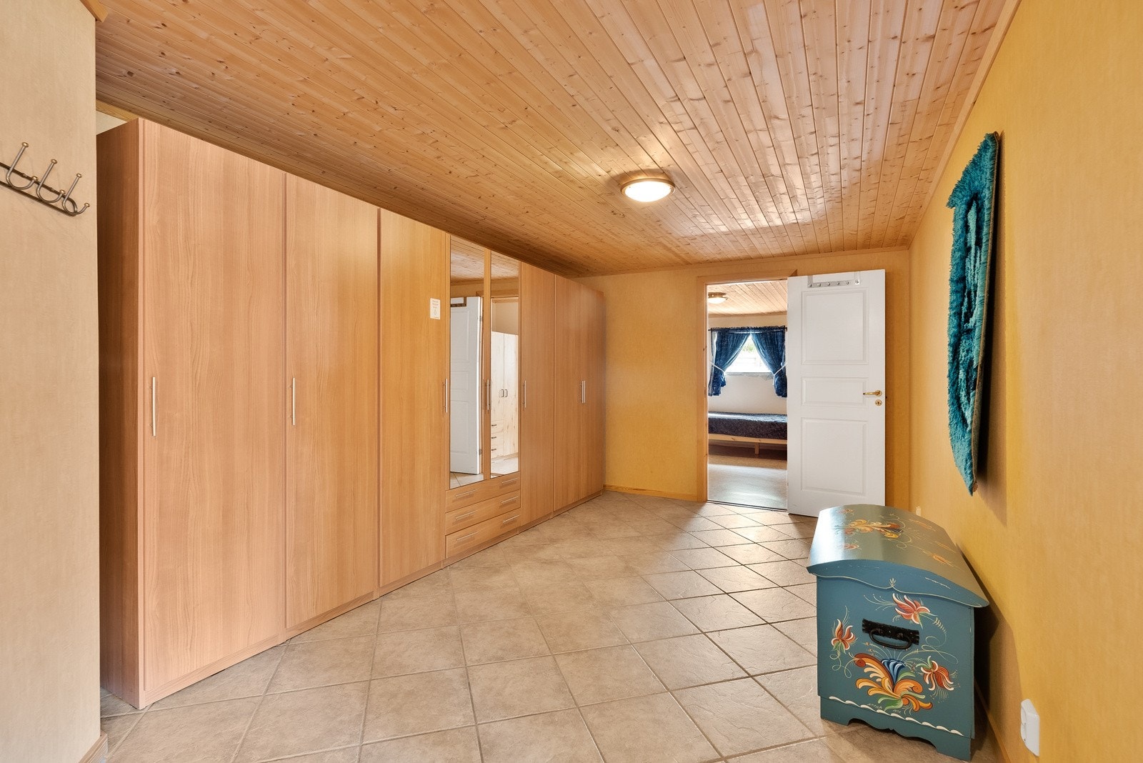 Gangen har en stor garderobe Galleribilde