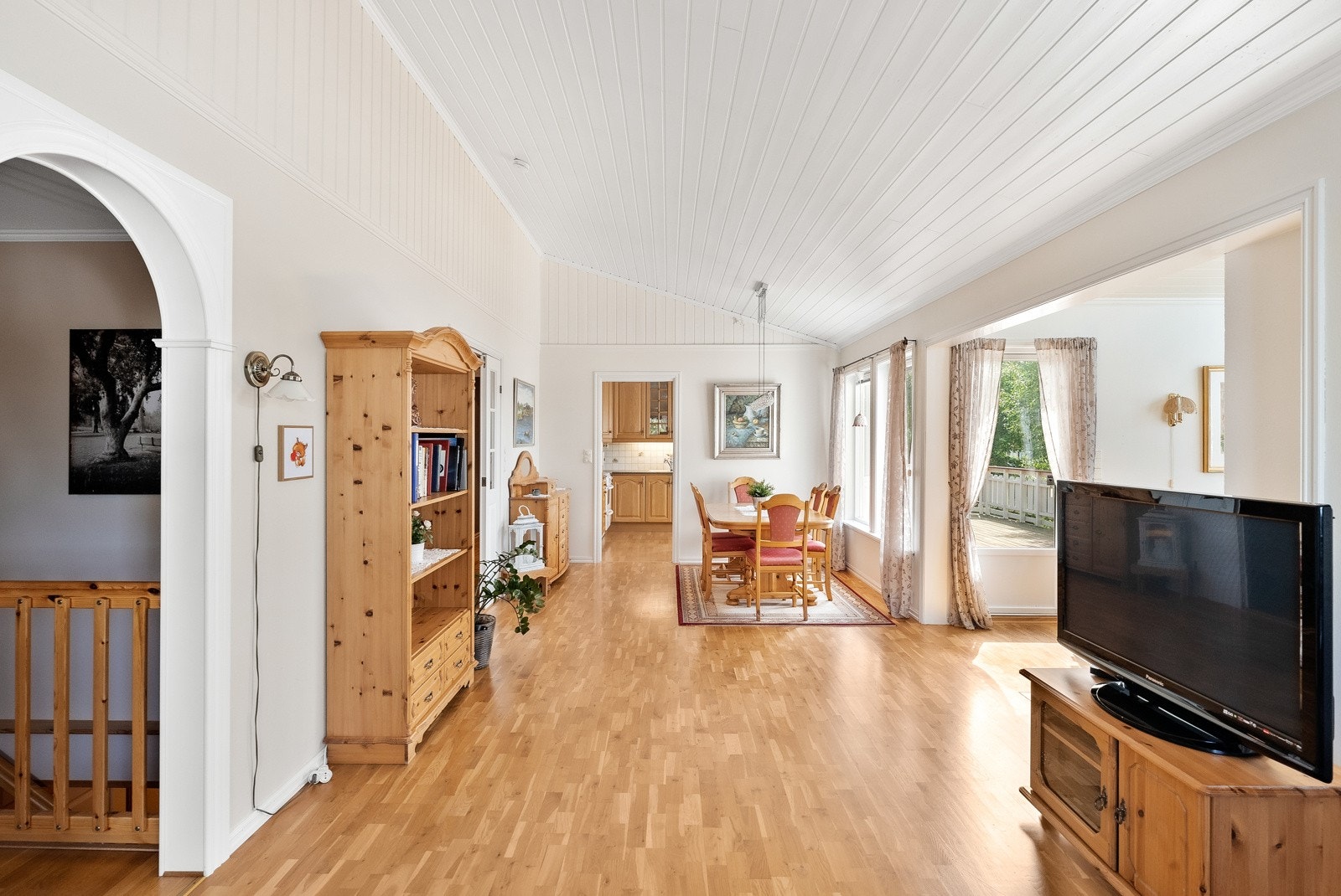Fra stuen er det utgang til en stor, solrik terrasse Galleribilde