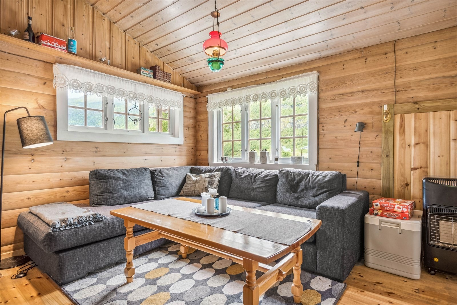 Lys og innbydende stue av god størrelse Galleribilde