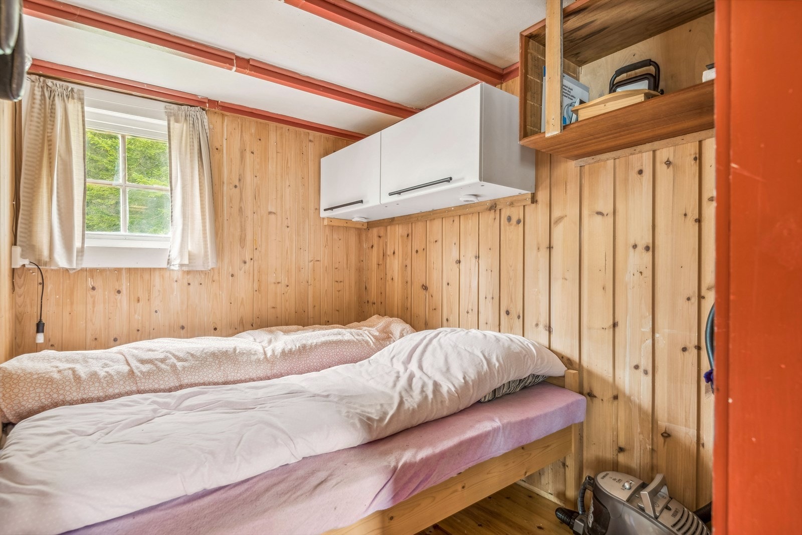 Hovedsoverommet er har plass til dobbelseng og nattbord Galleribilde