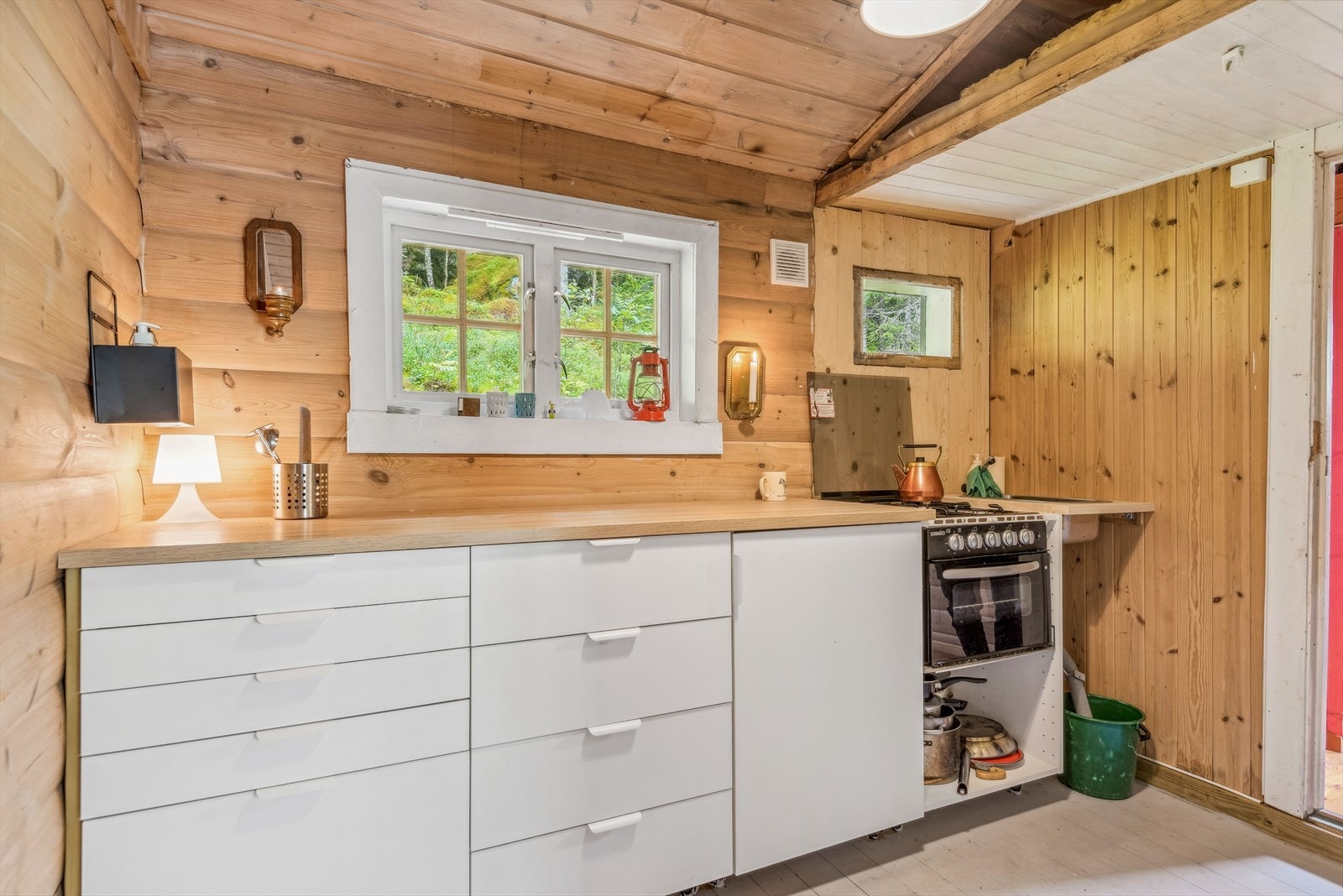 Velkommen inn! Videre fra entreen kommer man inn til kjøkkenet Galleribilde