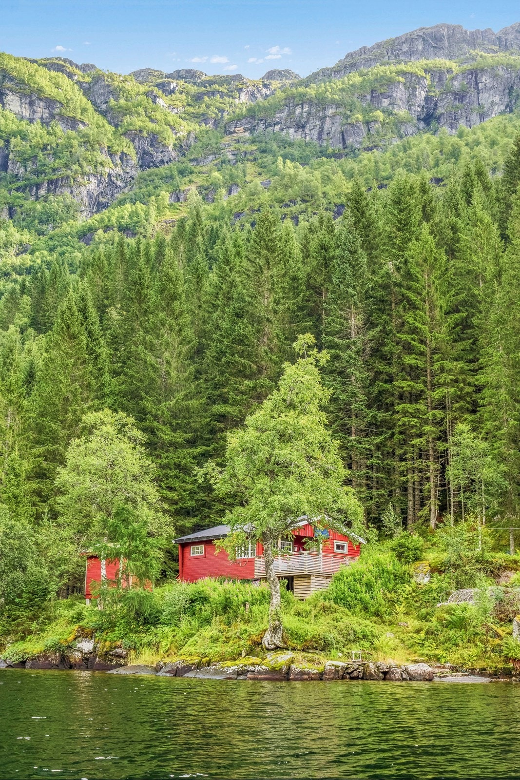 Hytten ligger idyllisk til ved Espelandsvatnet Galleribilde