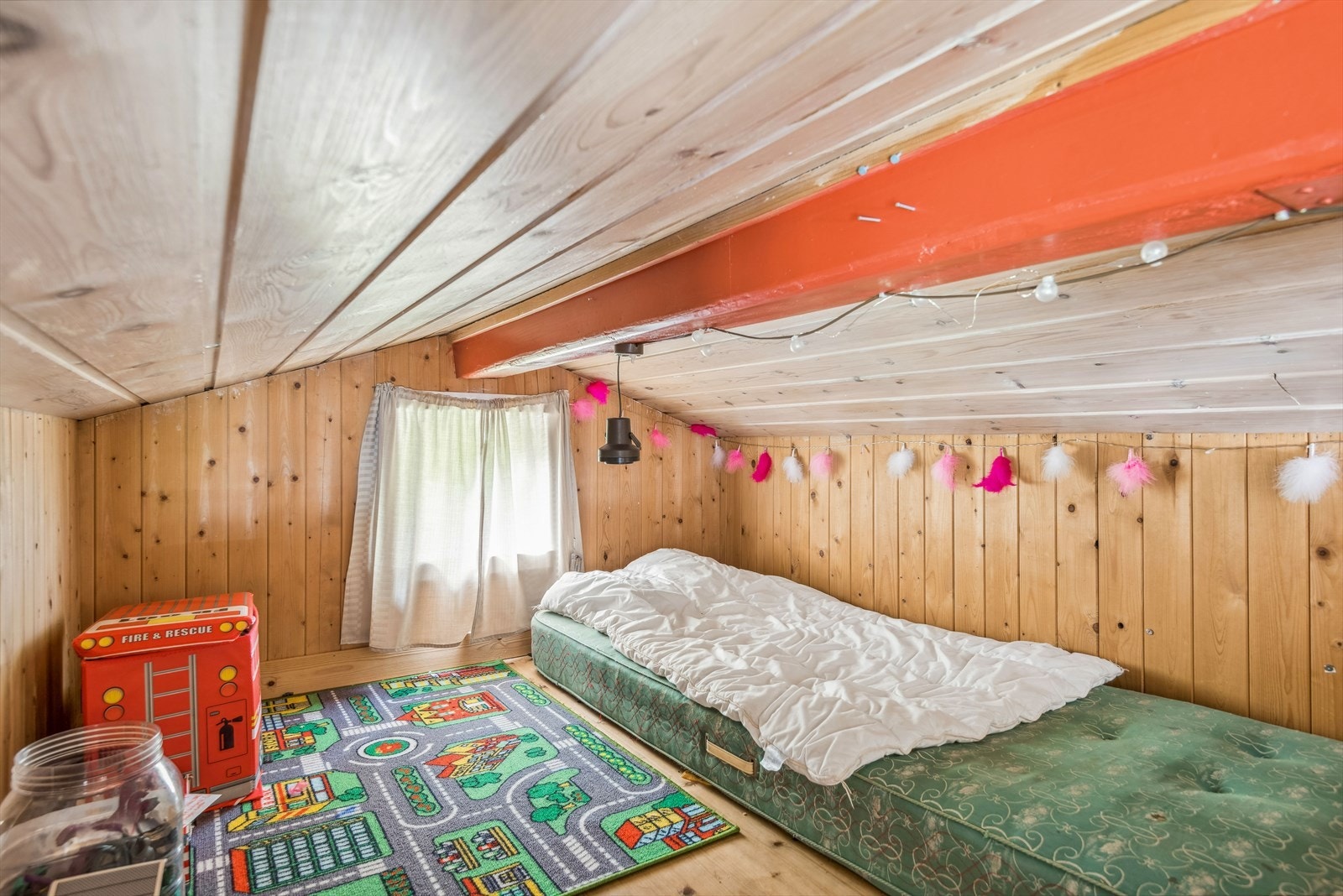 I stuen er det trapp/stige opp til en liten hems med god plass til oppbevaring, ekstra sengeplasser eller lekerom Galleribilde