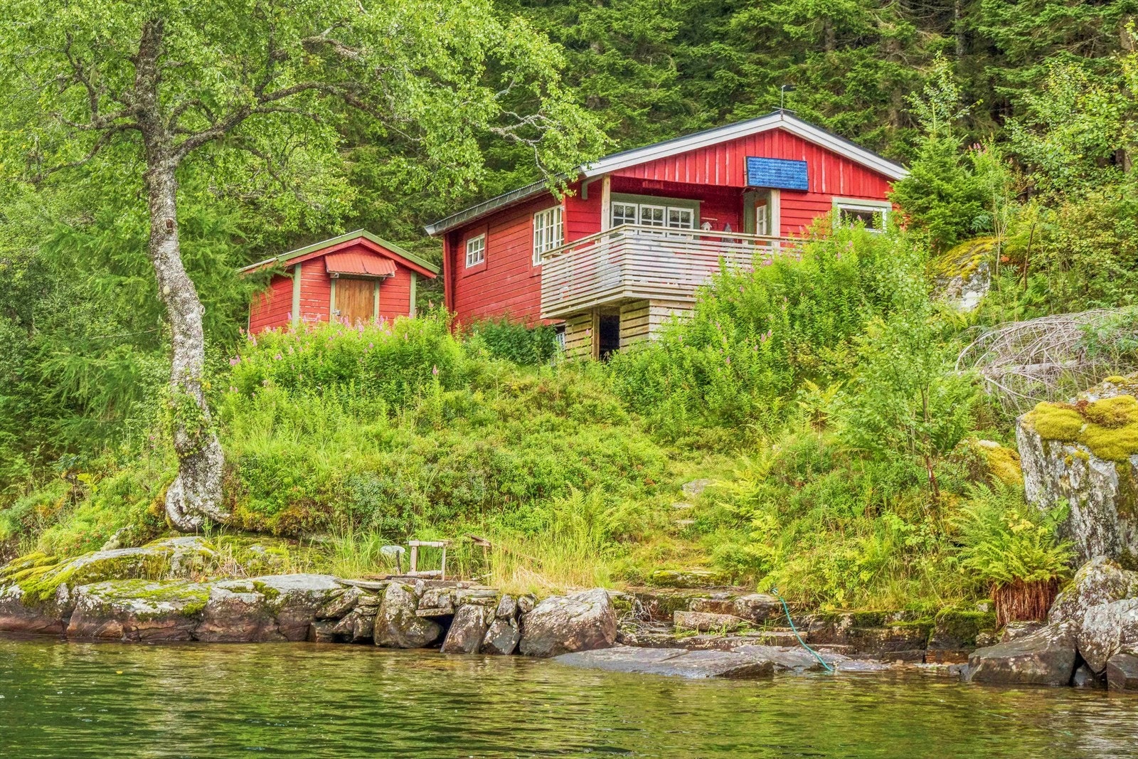 Eiendommen er omringet av vakker vestlandsnatur med høye fjell, fossefall og flott turterreng Galleribilde