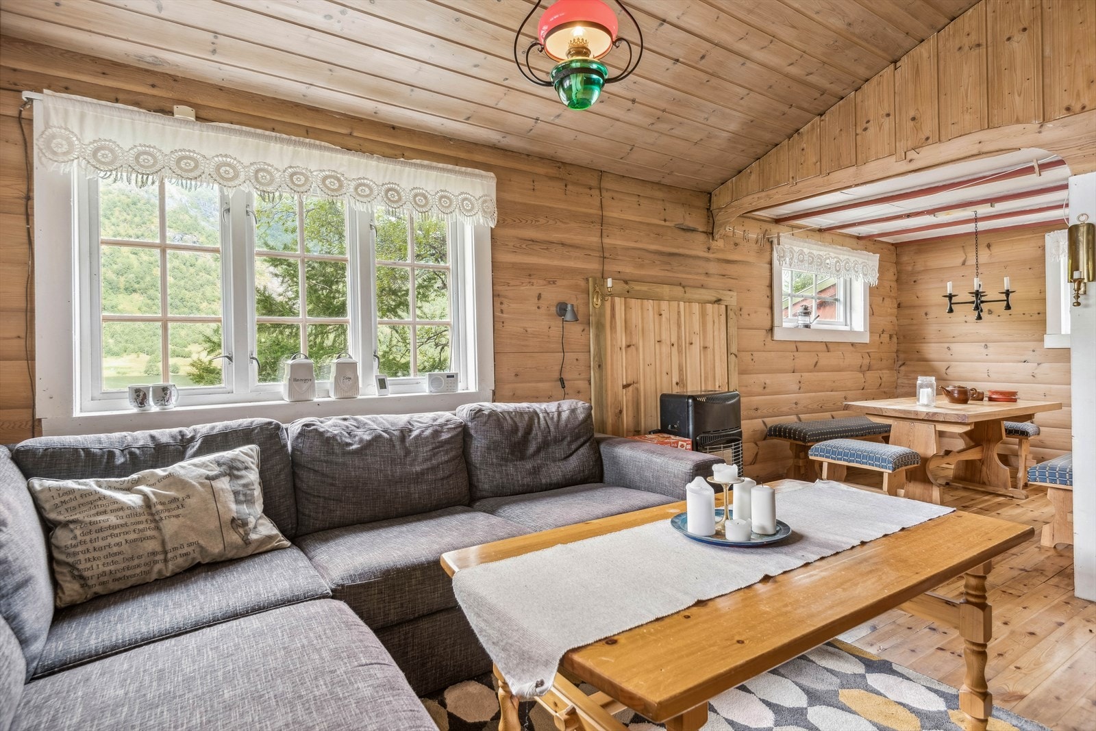 Stuen er delt i to soner, en praktisk utforming i som gjør innredningen av sofaseksjon og spisebord enkel Galleribilde