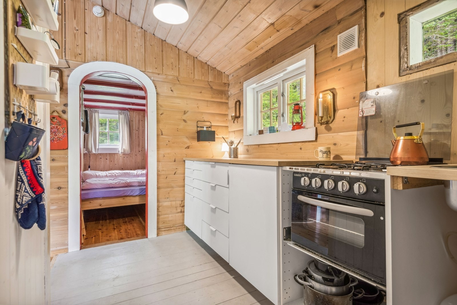 Kjøkkenet ble oppusset med ny innredning og nytt gulv i 2019 Galleribilde