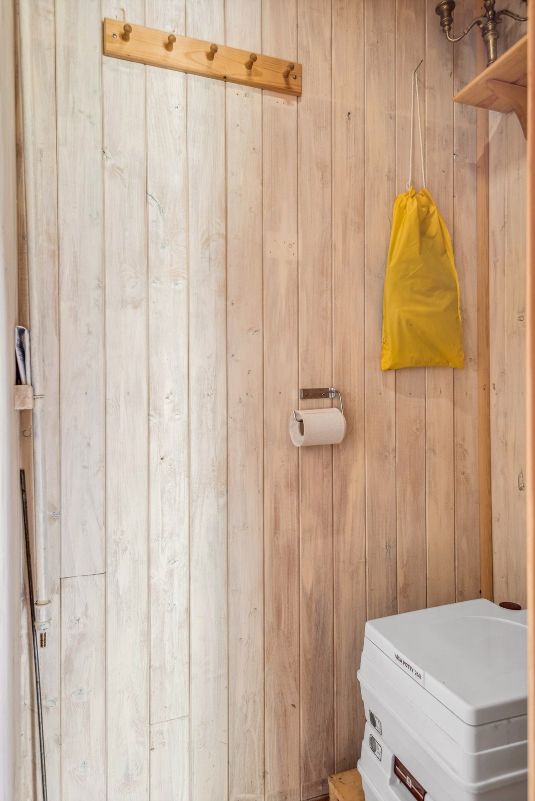 Innvendig bod benyttet som toalettrom Galleribilde