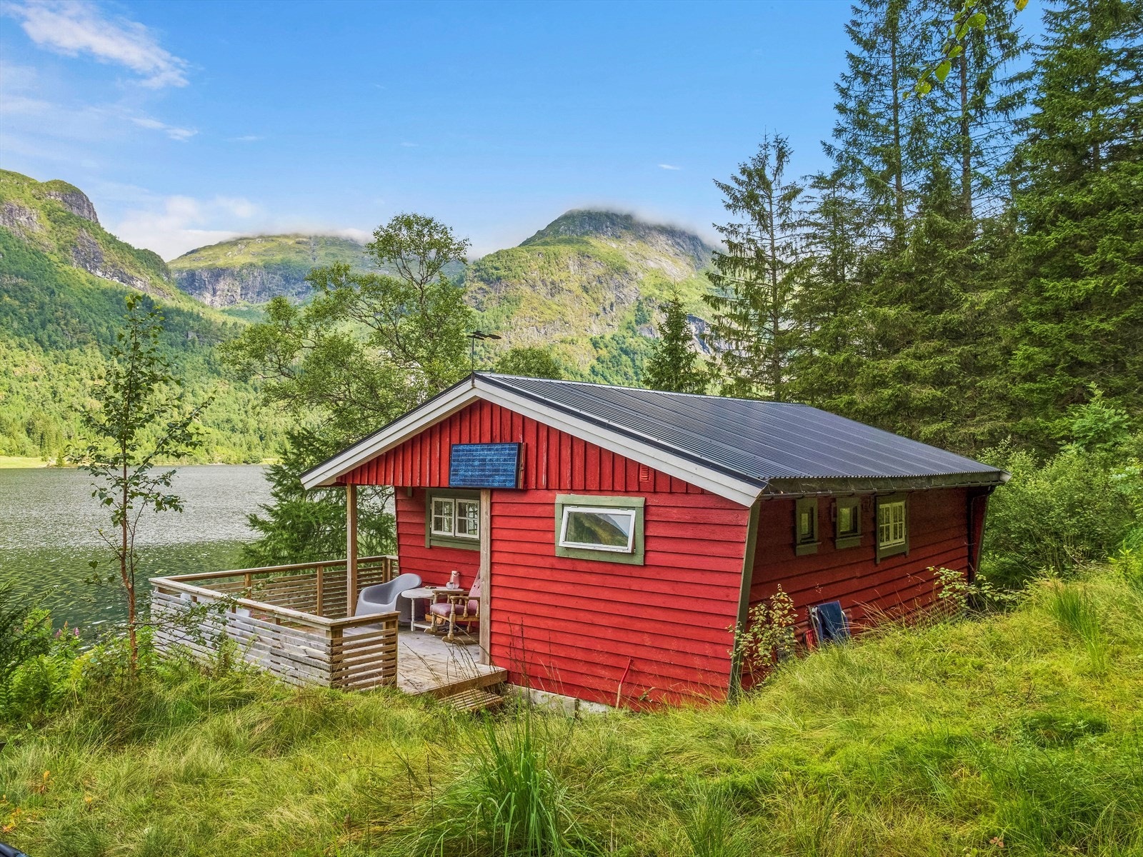 Hytten har en gjennomgående sjarm og autentisk atmosfære Galleribilde