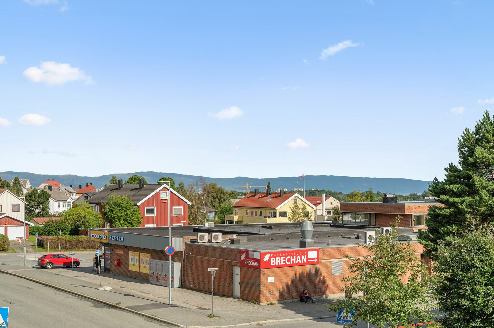 Fra leiligheten ser du nærmeste daglivarebutikk. Galleribilde