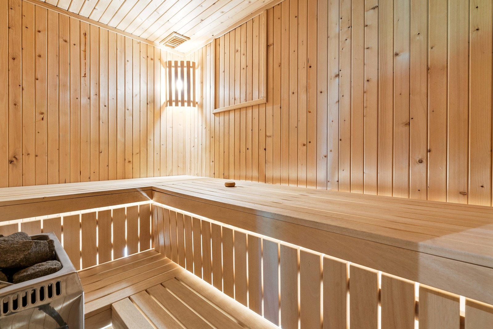 Badet har videre badstue, med benker i to høyde og varmeovn Galleribilde