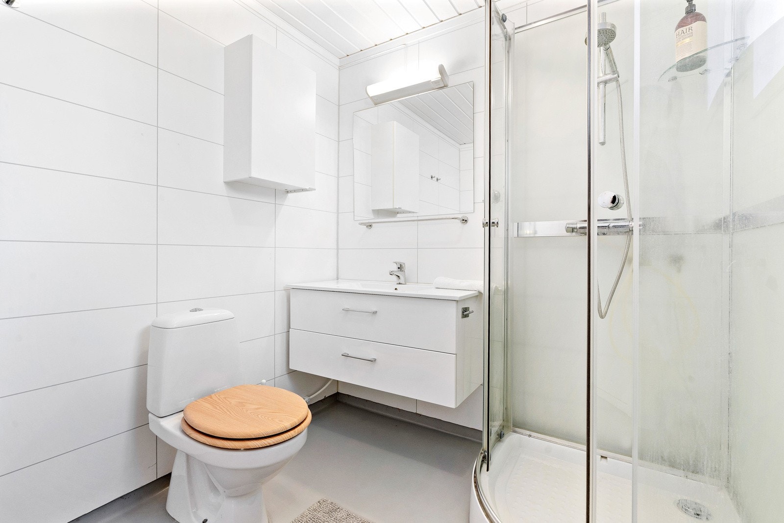 Badet på hybelen er fra byggeår, men oppgradert med nye våtromsplater på vegg, innredning og dusjkabinett i 2012. Varme i gulv. Opplegg til vaskemaskin/tørketrommel Galleribilde