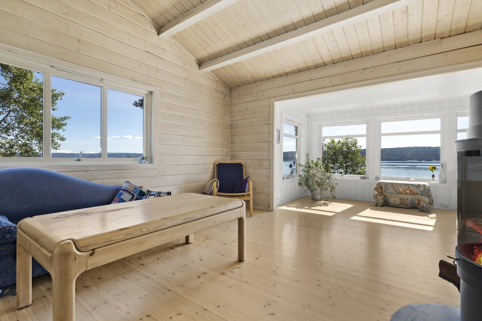 - Stuen er lys og luftig med flott utsikt - Galleribilde