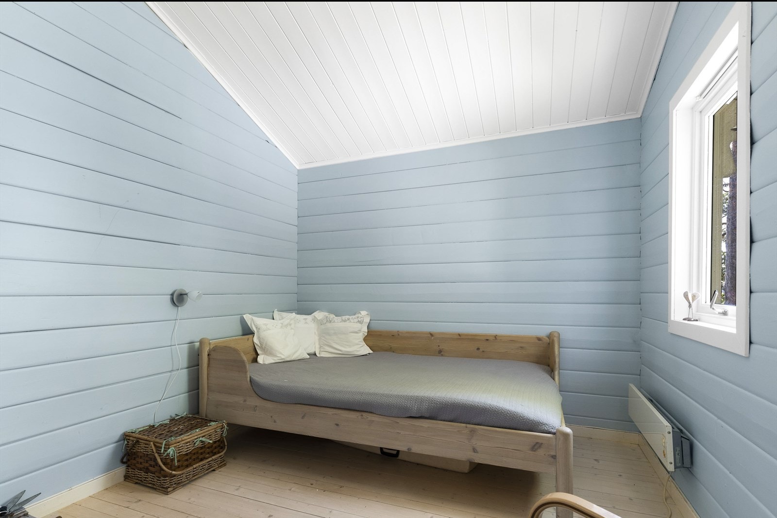 - Stort soverom i lune delikate farger. Rommet har god plass til dobbeltseng, nattbord og garderobe - Galleribilde