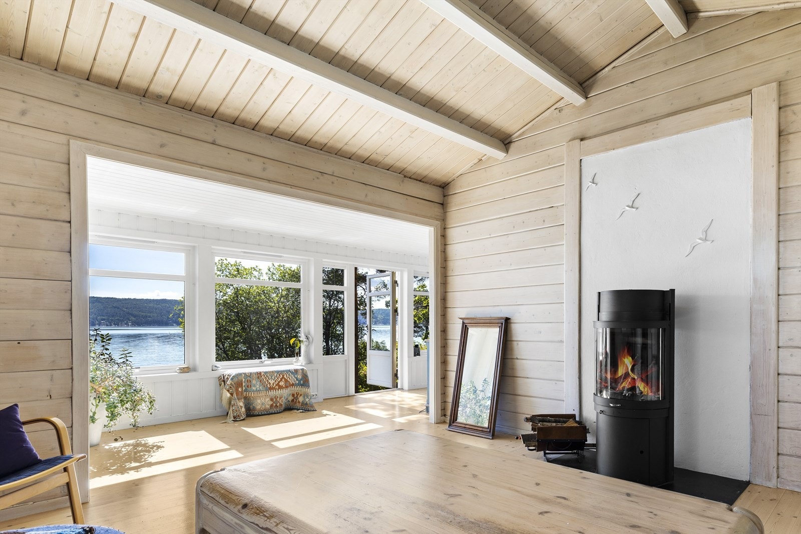 - Romslig stue med særdeles god takhøyde! Rommet har peisovn som skaper ekstra varme og hygge på kalde dager - Galleribilde