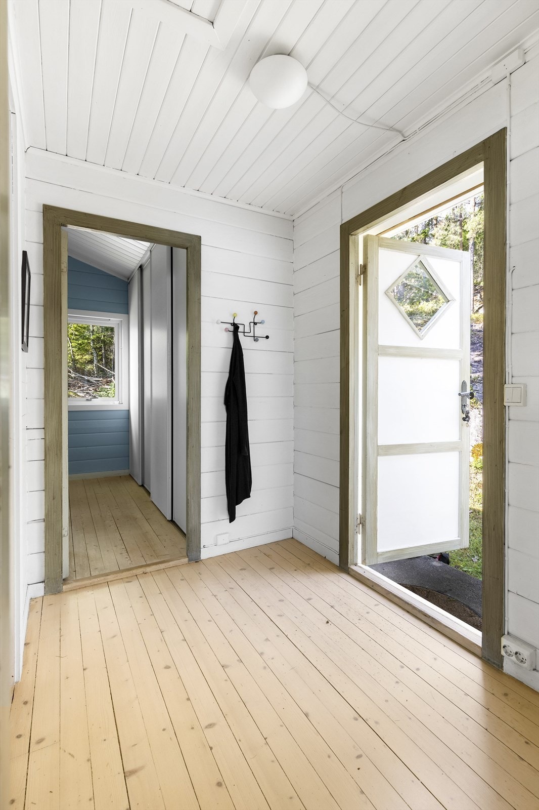 - Velkommen inn! Gang/entré med plass til å henge fra seg yttertøy, og sette fra seg sko - Galleribilde