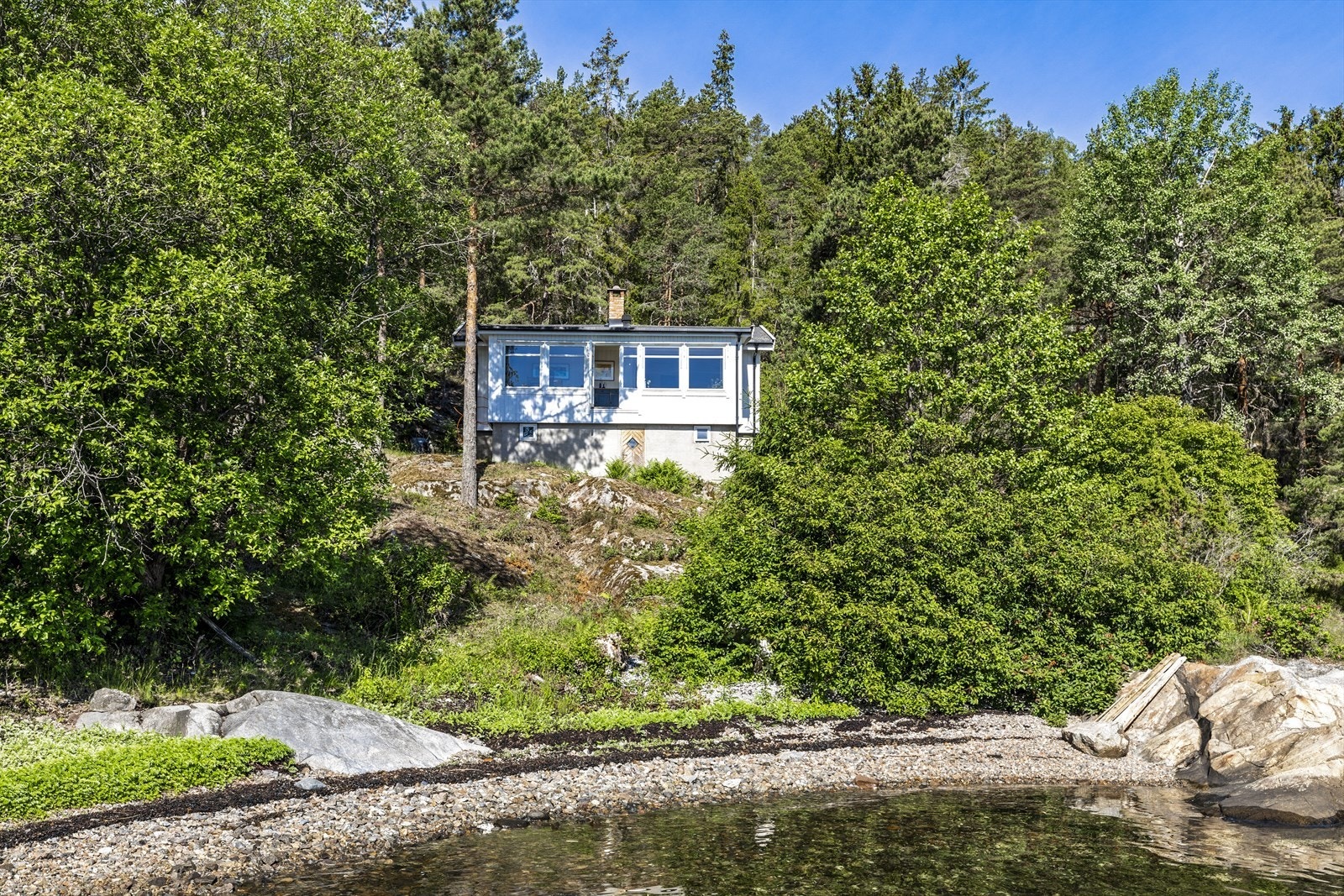 - Eiendommen ligger kun 45 minutter fra Oslo og 10 minutter fra Tangen sentrum med bil! 10 minutter å gå til buss som går hvert 30.minutt. Båt over til Oslo går hver 20. minutt - Galleribilde