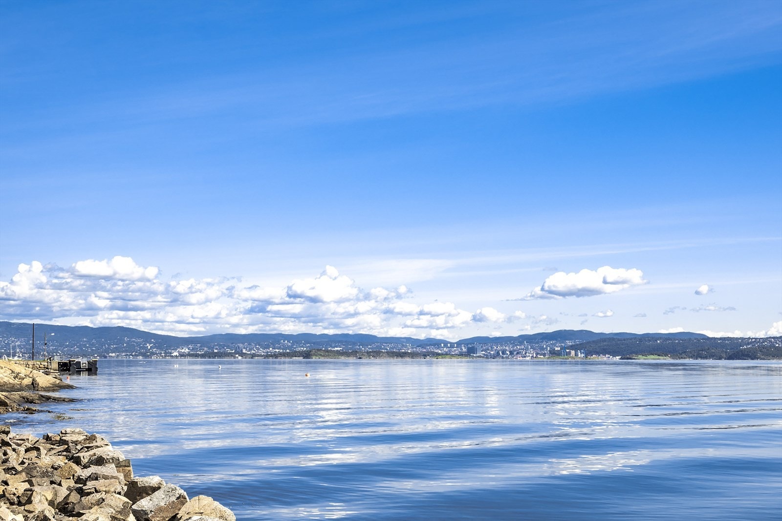 - Våkne til fuglekvitter og lyden av sjø rett utenfor vinduet! - Galleribilde