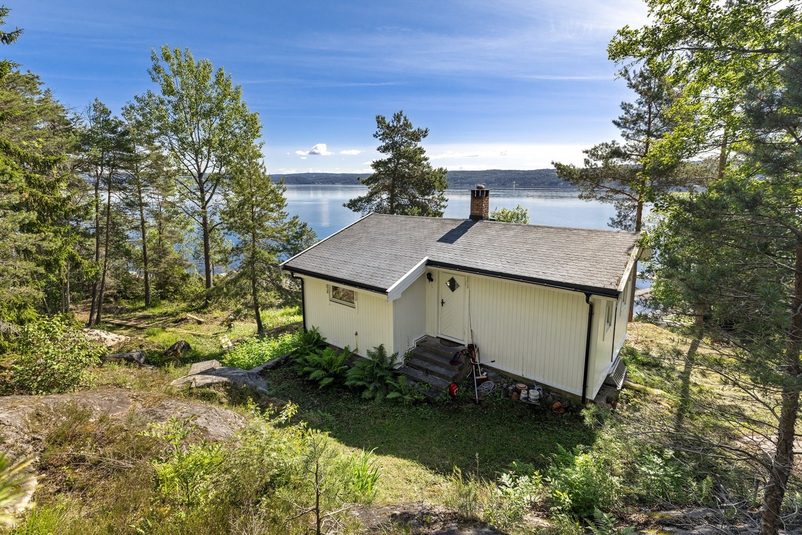 - Her er det stor boltreplass for store og små med en tomt på hele 2864 - Galleribilde