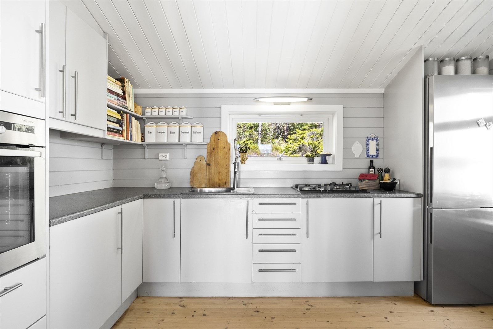 - Norema kjøkken fra 03/04 med lyse, slette fronter. Benkeplaten er av laminat med nedsenket kum og gassplate - Galleribilde