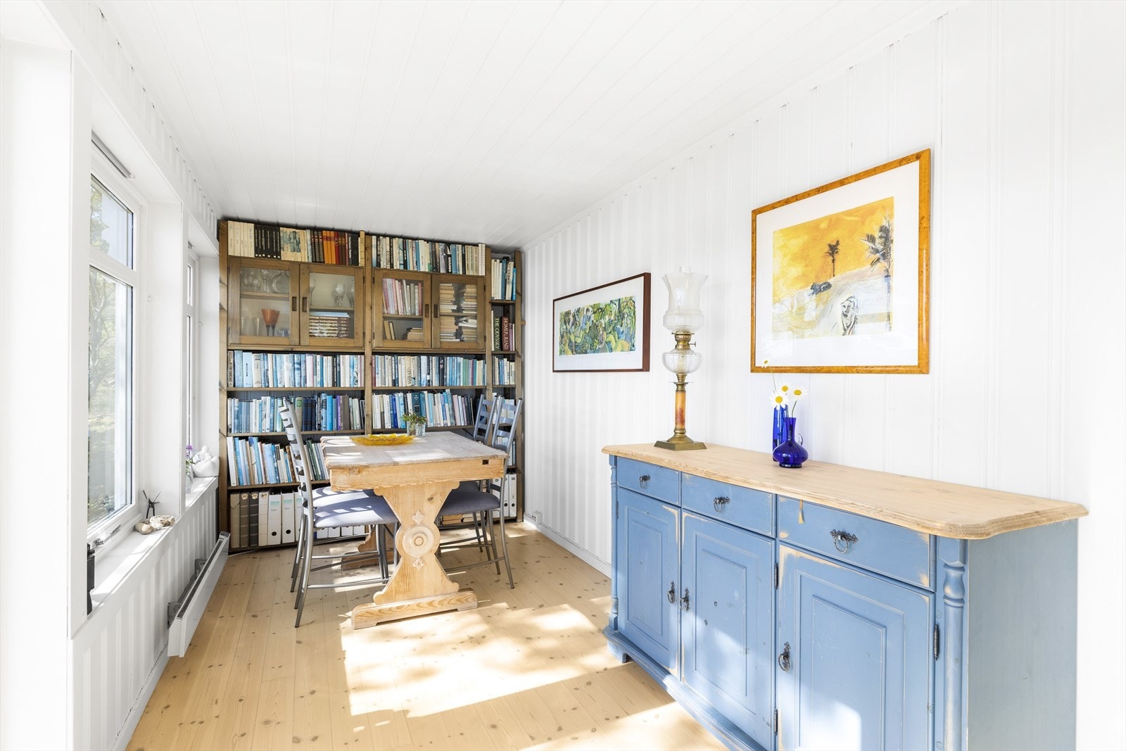 - spisestuen. Her er det plass til lesekrok eller sofagruppe - Galleribilde