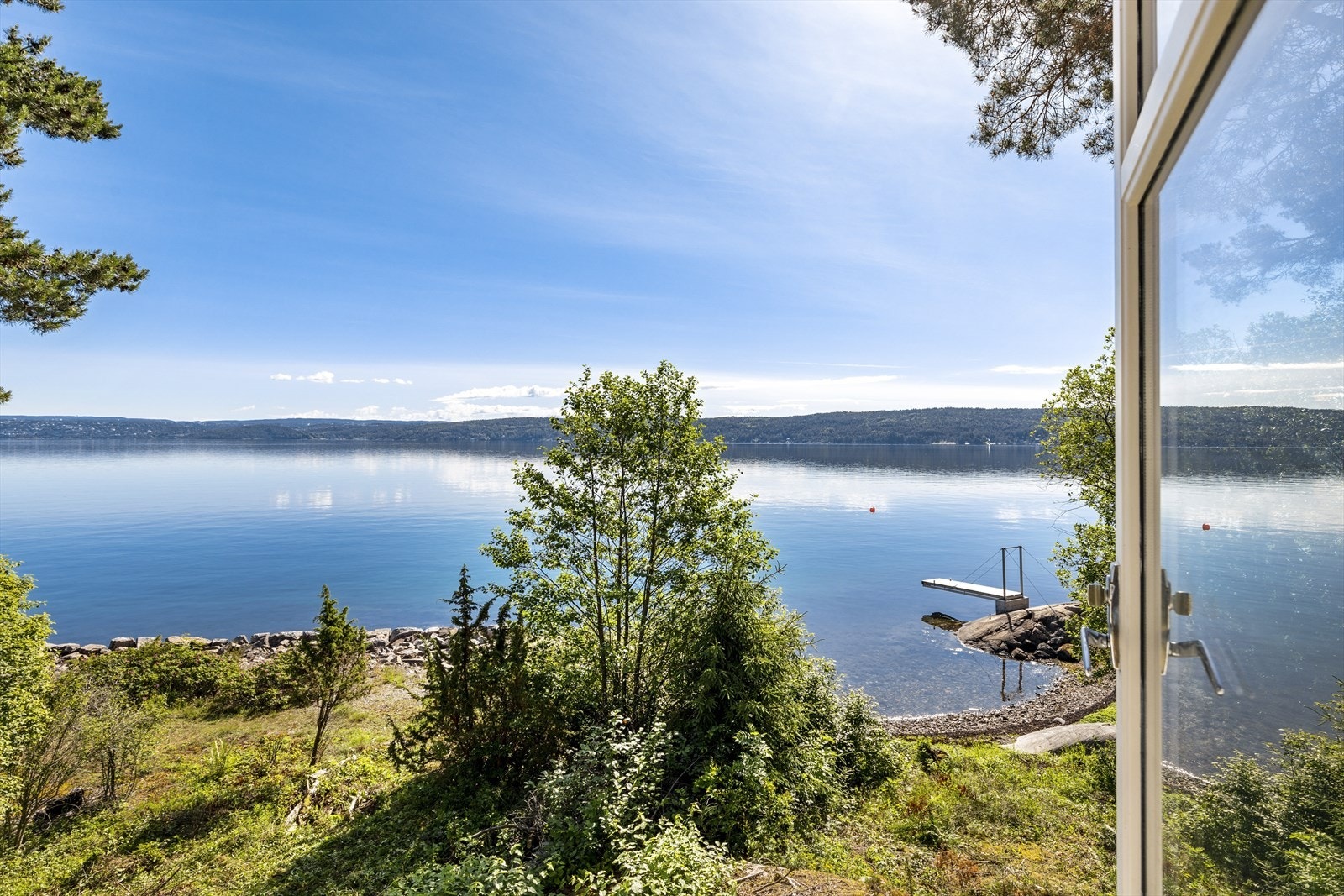 - Torvvikveien 71 ligger litt opp i terrenget som gir en fantastisk utsikt over fjorden og Oslo - Galleribilde