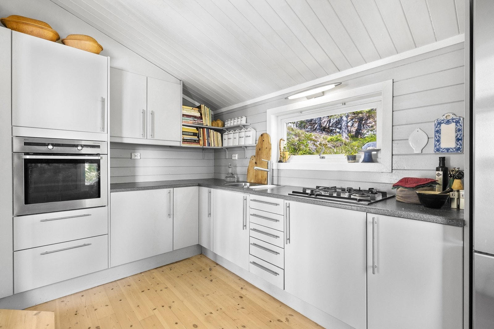 - Det er integrert komfyr og frittstående kjøleskap. Begge deler medfølger handelen - Galleribilde