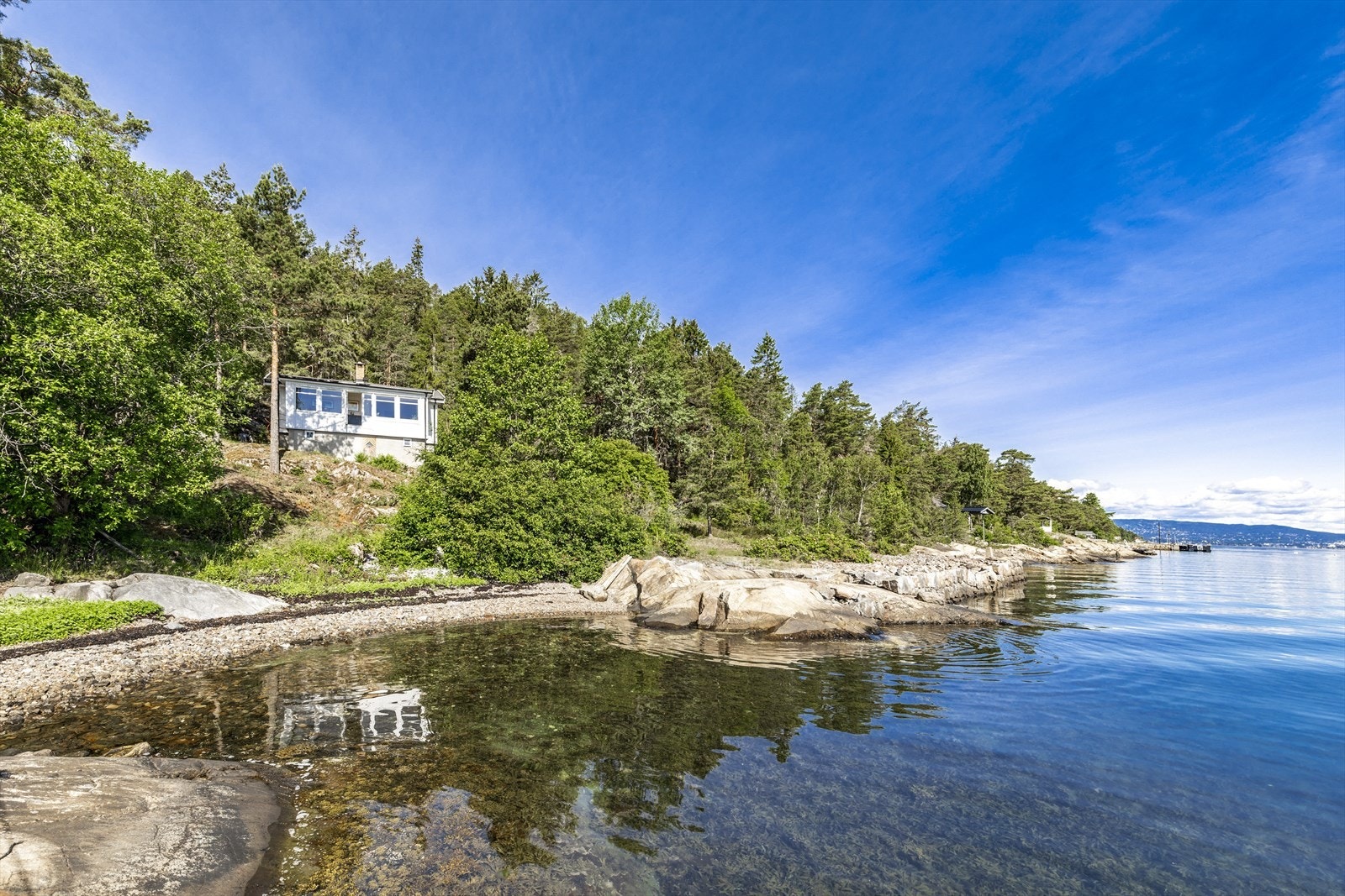 Boligen ligger fantastisk til med vannet! Galleribilde