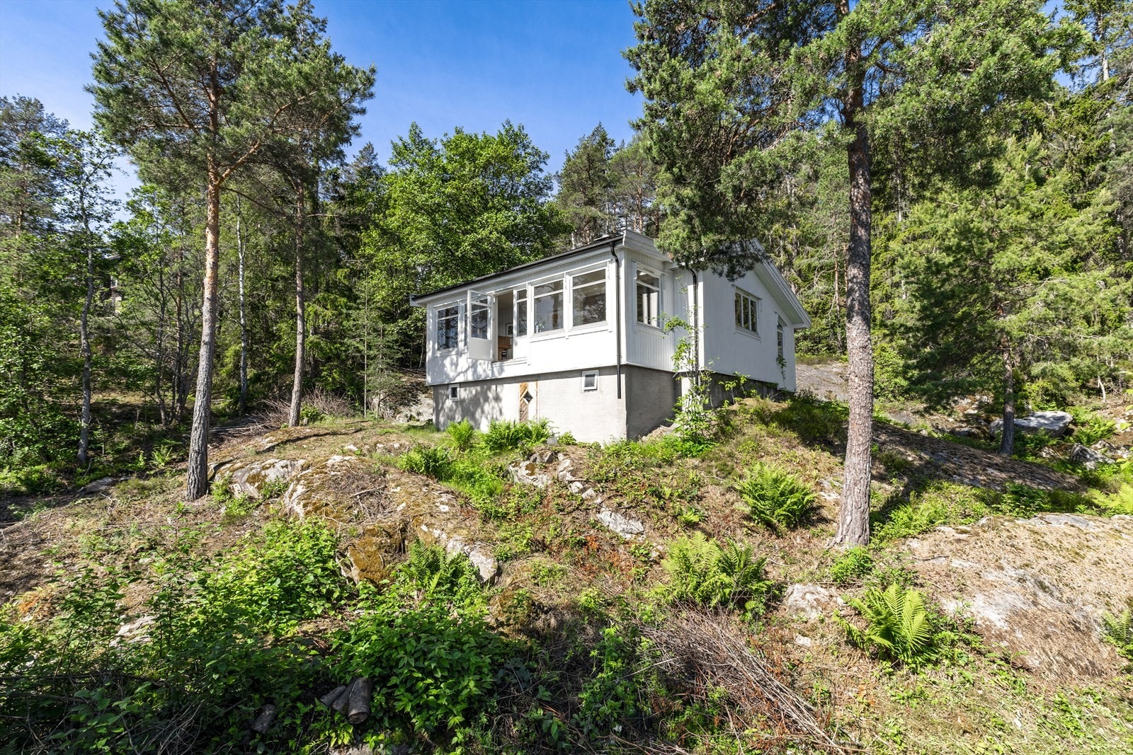 - Eiendommen ligger høyt i terrenget på fjell - Galleribilde