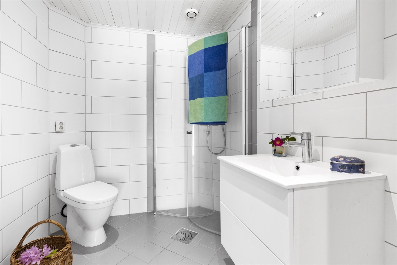 - Lyst og romslig flislagt bad med elektriske varmekabler i gulv. Rommet er innredet med servantinnredning, speilskap, dusjhjørne og toalett - Galleribilde