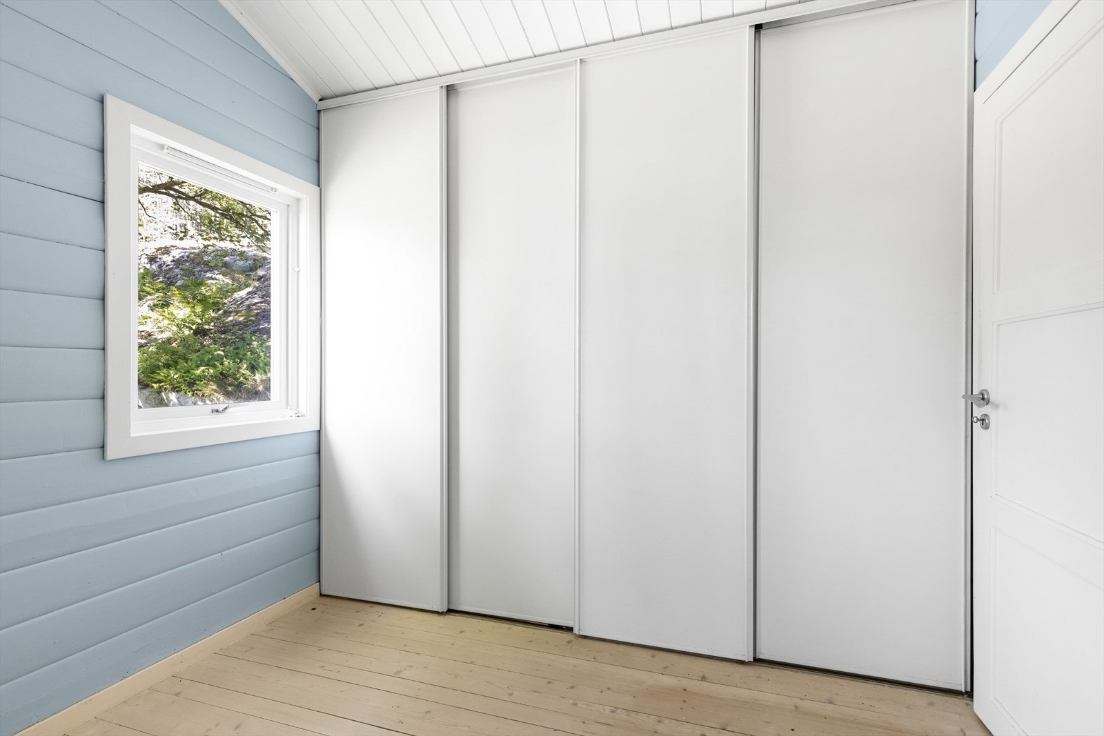 - Rommet var opprinnelig 2 soverom, og har derfor 2 vinduer. Dermed kan 2 soverom enkelt tilbakeføres. Det er satt inn skyvedørsgarderobe på soverom - Galleribilde