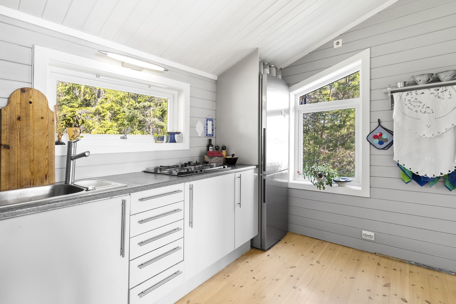 - Kjøkkenet har godt med skap- og benkeplass, og plass til spisegruppe - Galleribilde