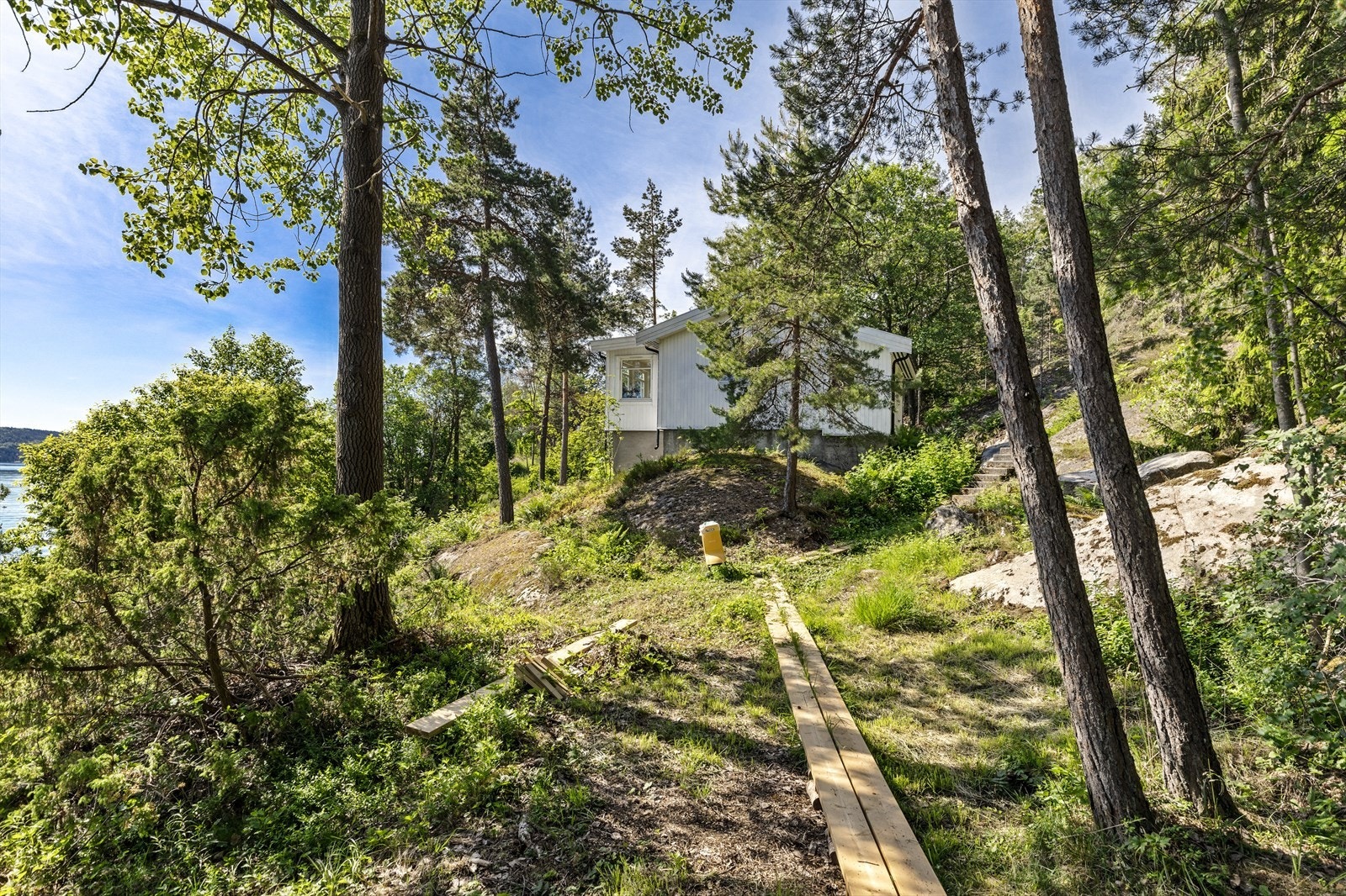 - Adkomst til eiendommen via natursti. Plankene er lagt kun for lettere adkomst - Galleribilde