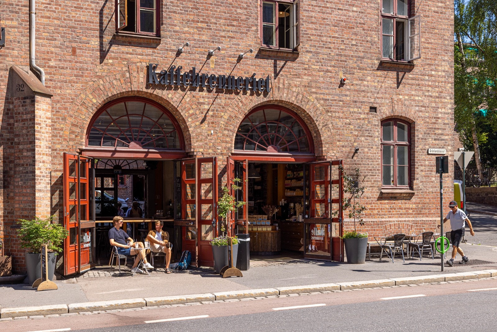 Grønland har flere kaffebarer og kafeer. På kveldstid er det yrende uteliv for alle aldre. Galleribilde