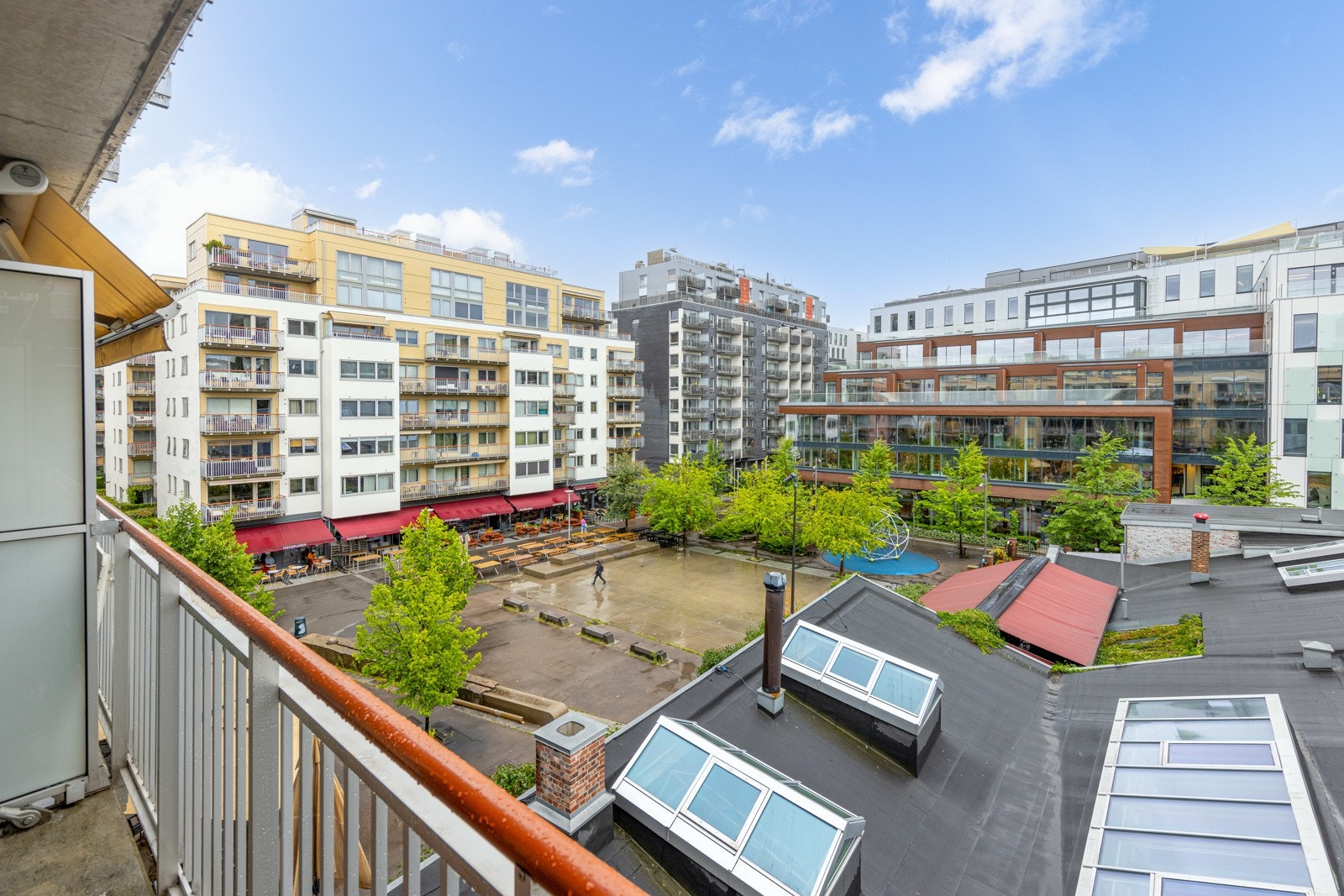 Velkommen til en 2-roms selveierleilighet i Rubina Ranas gate 1. Fra balkongen har du utsikt over Teaterplassen. Galleribilde