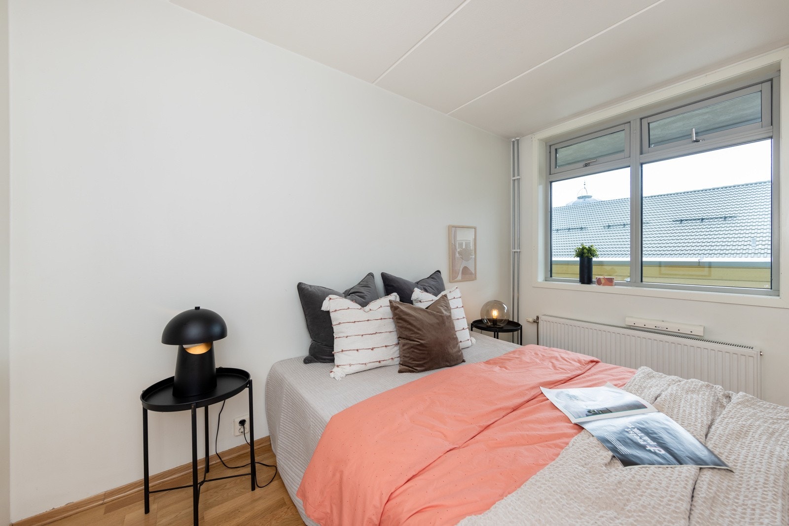 Soverommet med stort vindu som gir innslipp av dagslys. Galleribilde