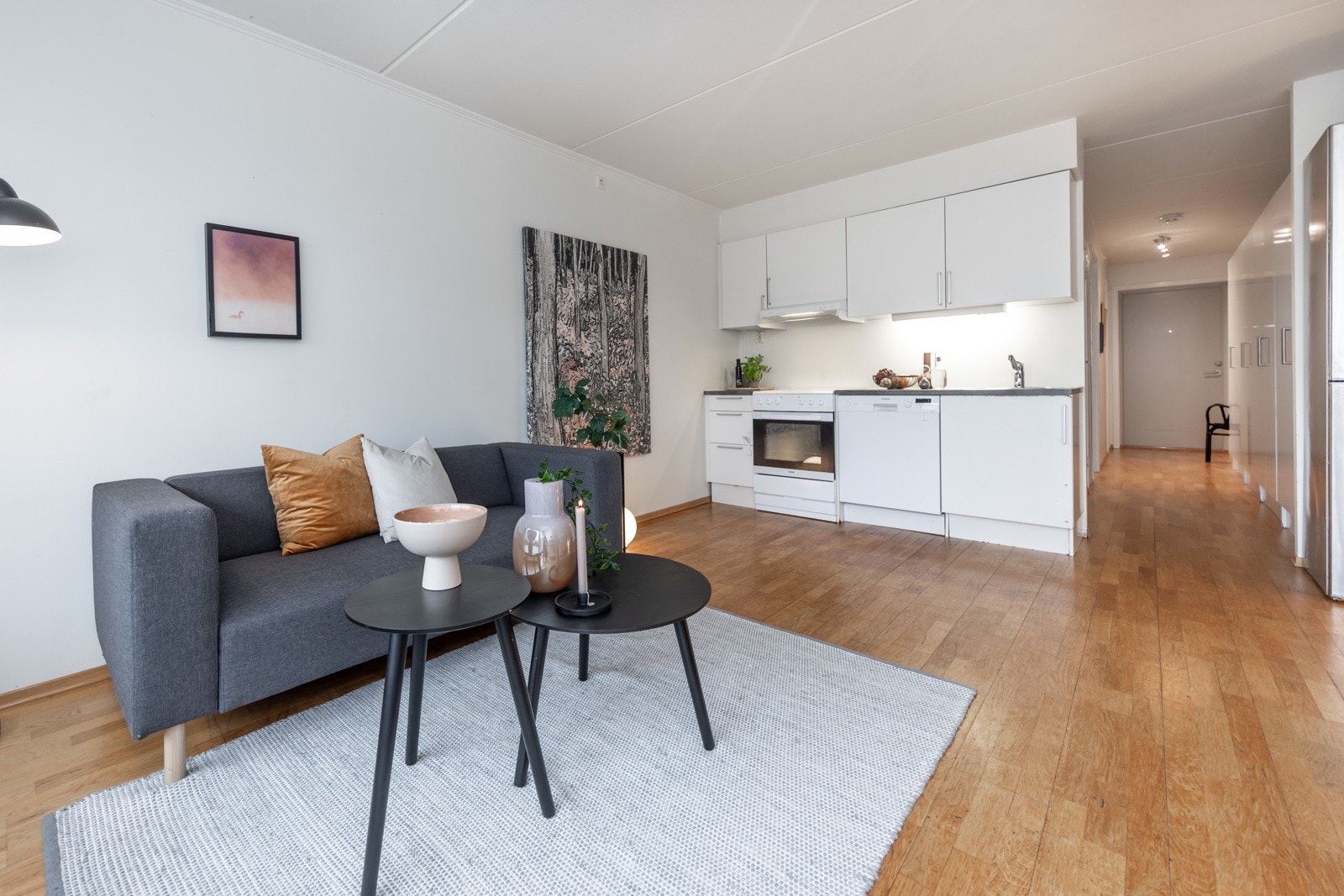 Stue med åpen kjøkkenløsning. Galleribilde