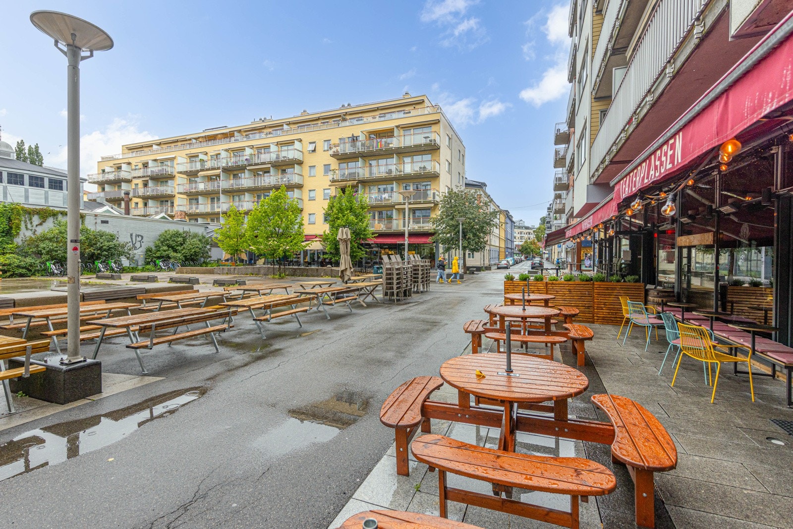 Leiligheten ligger i Teaterkvartalet, omringet av restauranter, kafeer og fine uteområder. Galleribilde