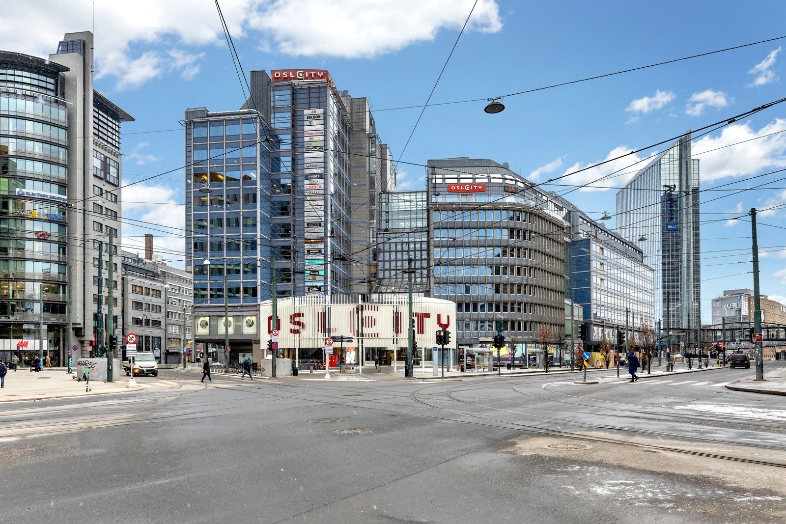 En kort spasertur fra leiligheten kommer du til Jernbanetorget med gode shoppingmuligheter på bla. Oslo City, Byporten og populære Karl Johan handlegate. Galleribilde