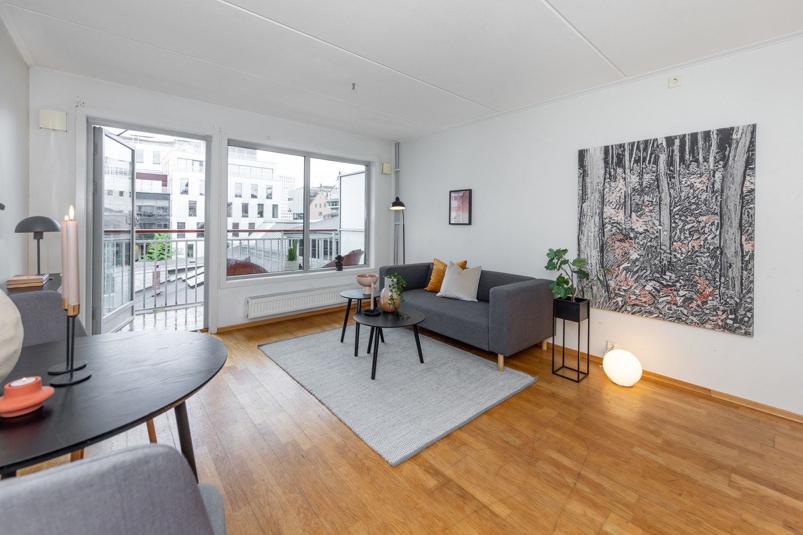 Leiligheten har romslig og lys stue med utgang til balkong. Galleribilde