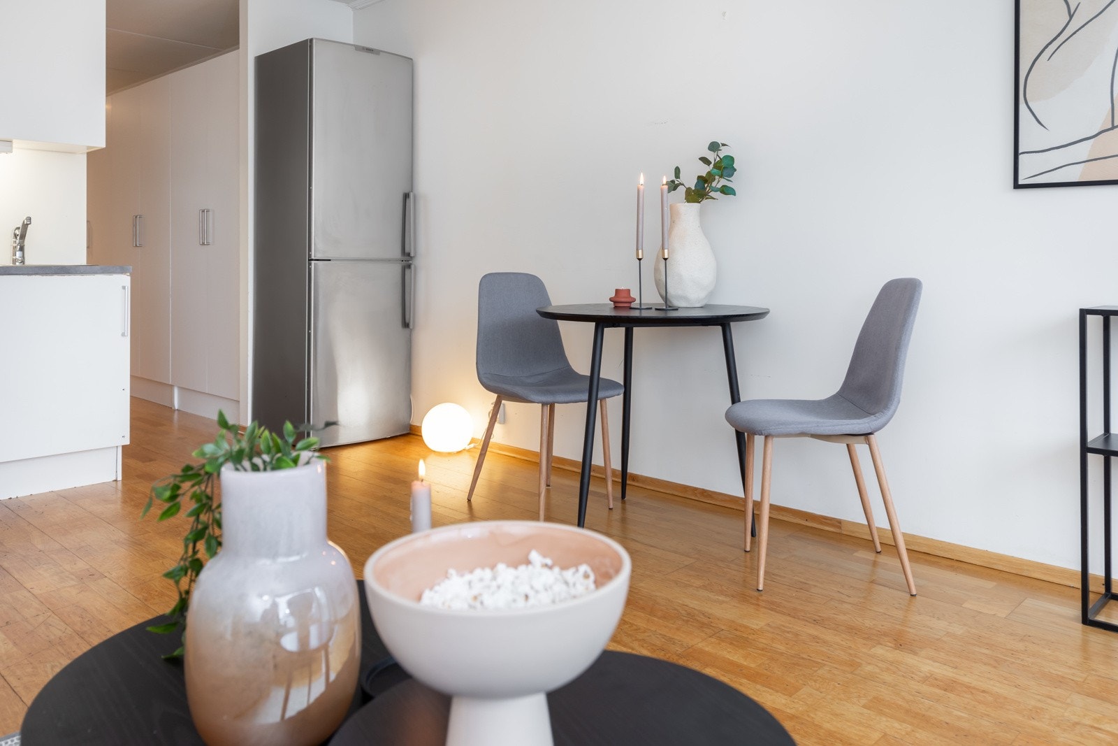 Det er også plass til et lite spisebord. Galleribilde