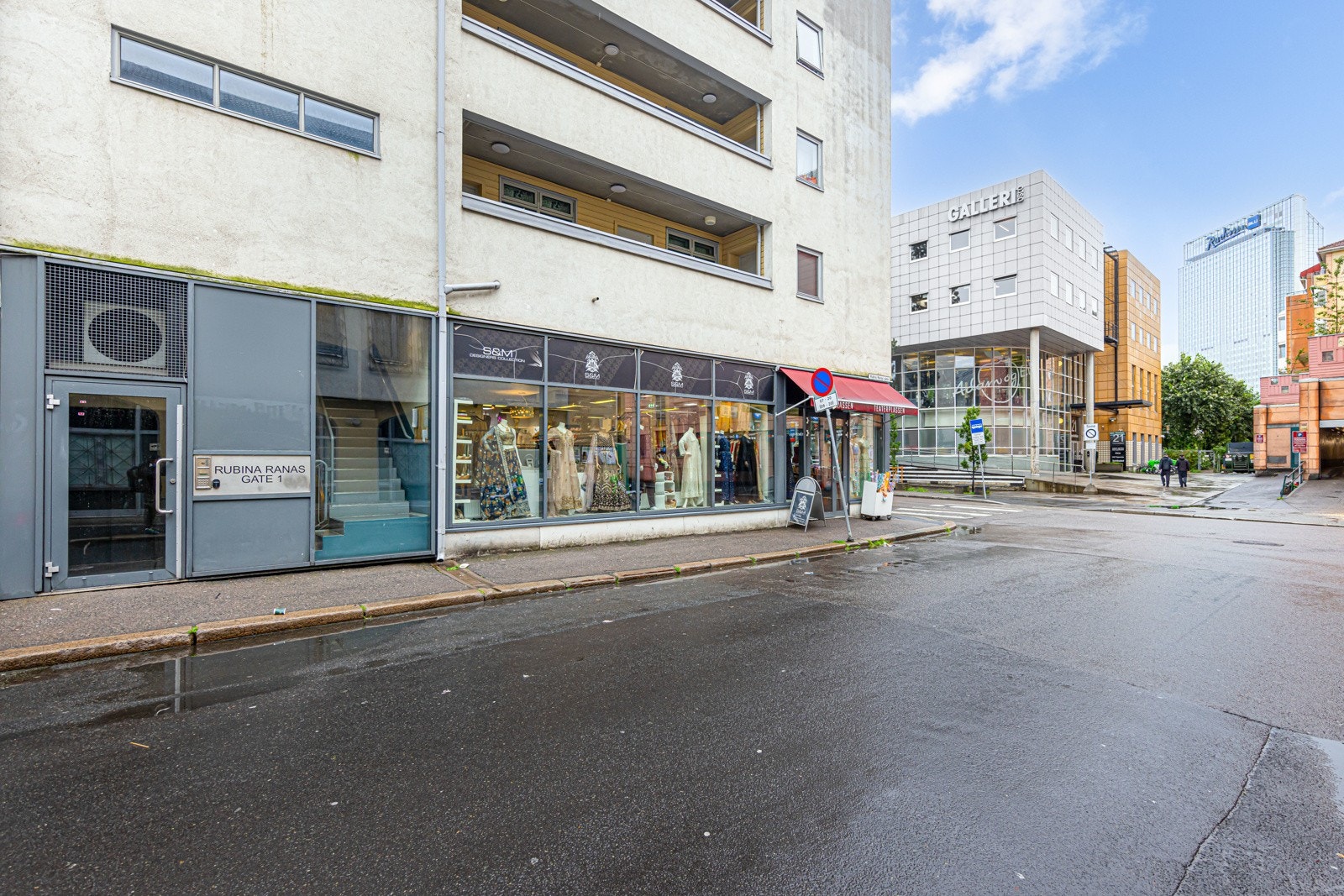 Nabolaget har flere butikker og servicetilbud og Grøndlands Torg ligger rett over gaten. Galleribilde