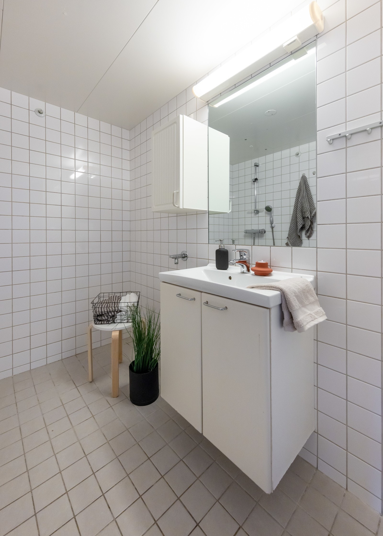 Badet har flislagte overflater og gulvvarme. Galleribilde