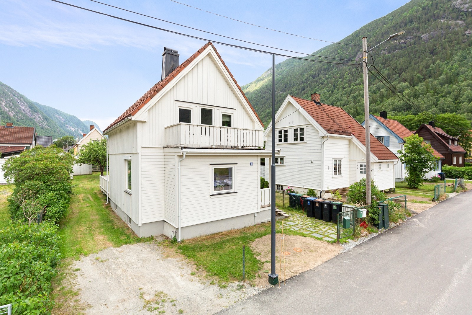Fasade med parkering Galleribilde