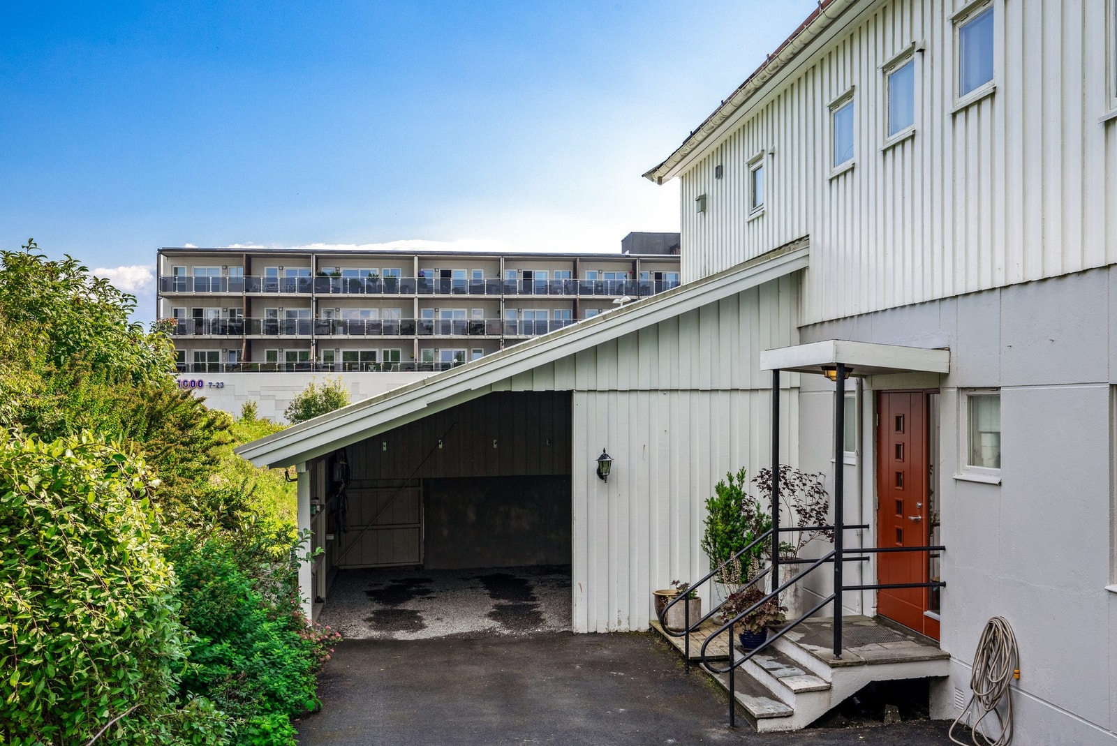 Carport og inngangsparti Galleribilde