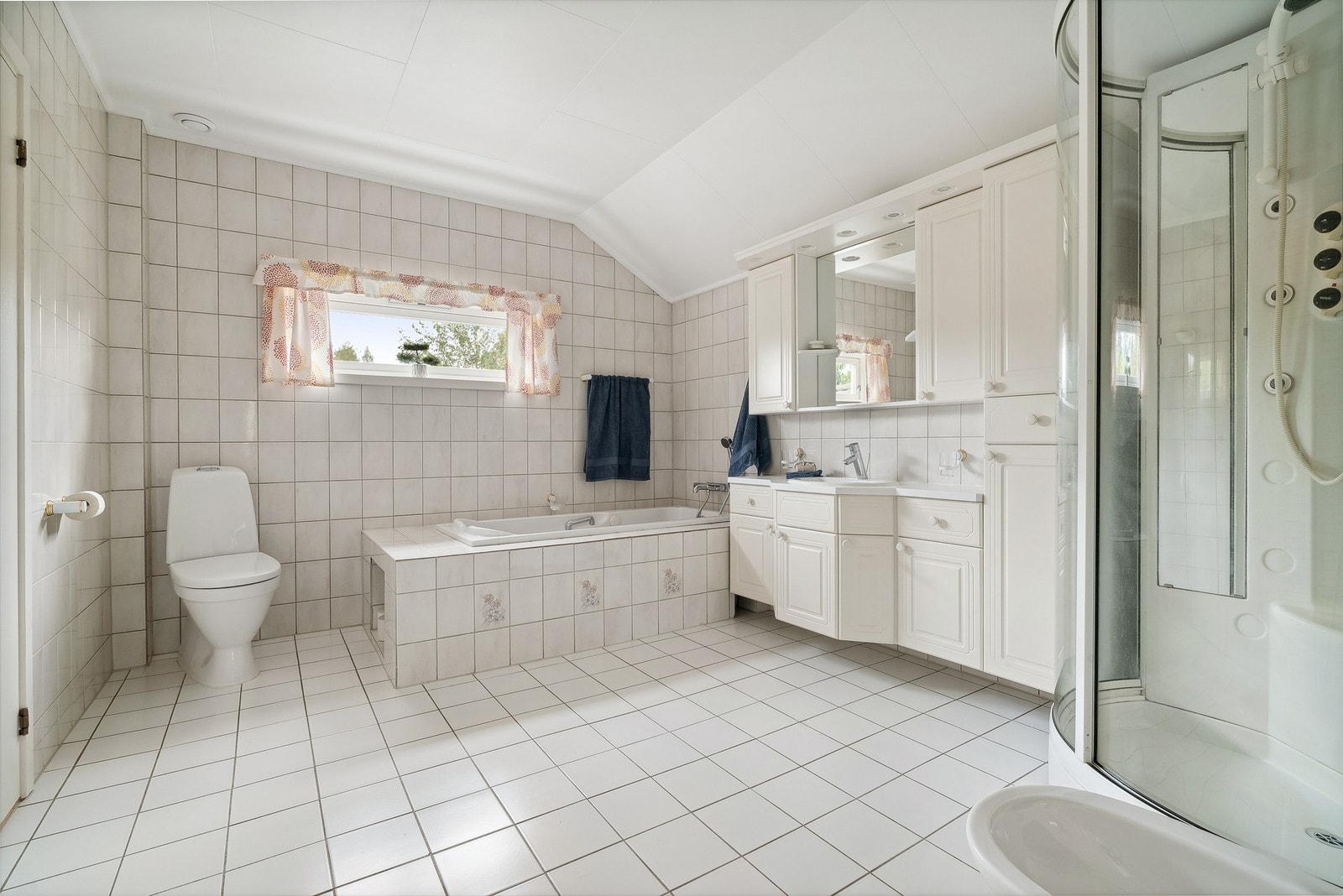 Badet er stort og har dør fra gangen og hovedsoverommet, veldig praktisk Galleribilde