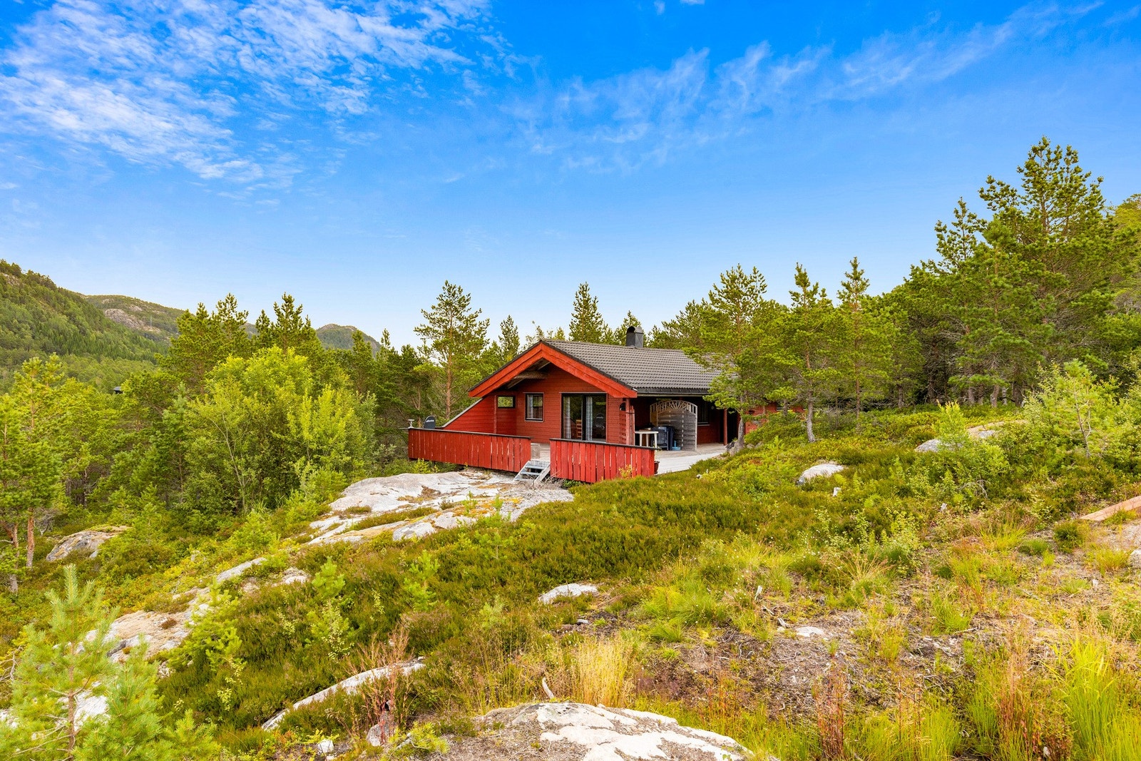 Hytta ligger i skjermede omgivelser, har lun plassering for vær og vind. Galleribilde