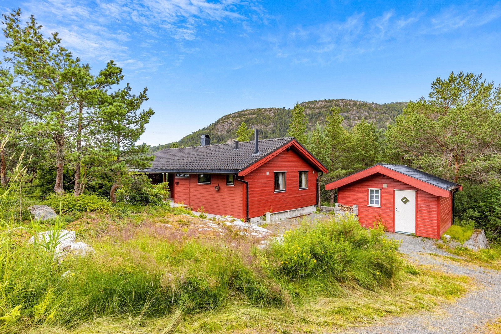 Hytta har et p-rom på 77m2, og har bl.a. 3 soverom. Redskapsbod er nylig bygd ved biloppstillingsplass. Galleribilde