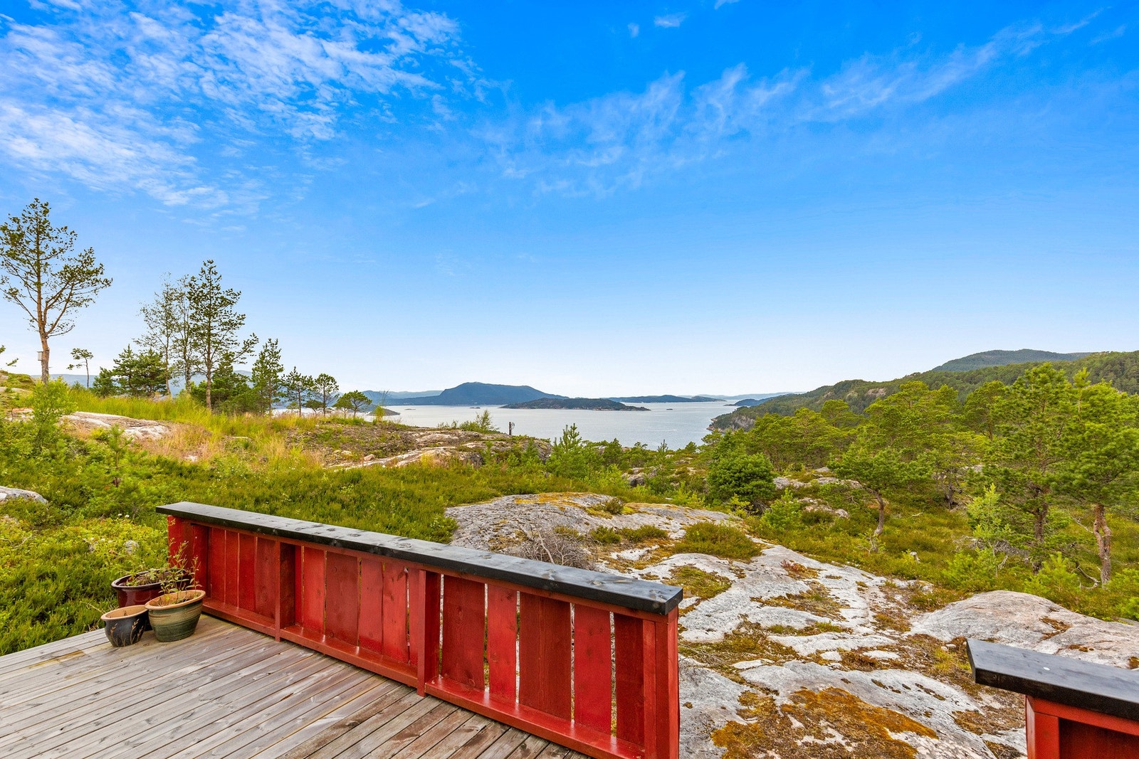 Velkommen til Sponvikhaugan 14 - en flott fritidseiendom med nydelig utsikt mot skipsleia og Hitra. Galleribilde