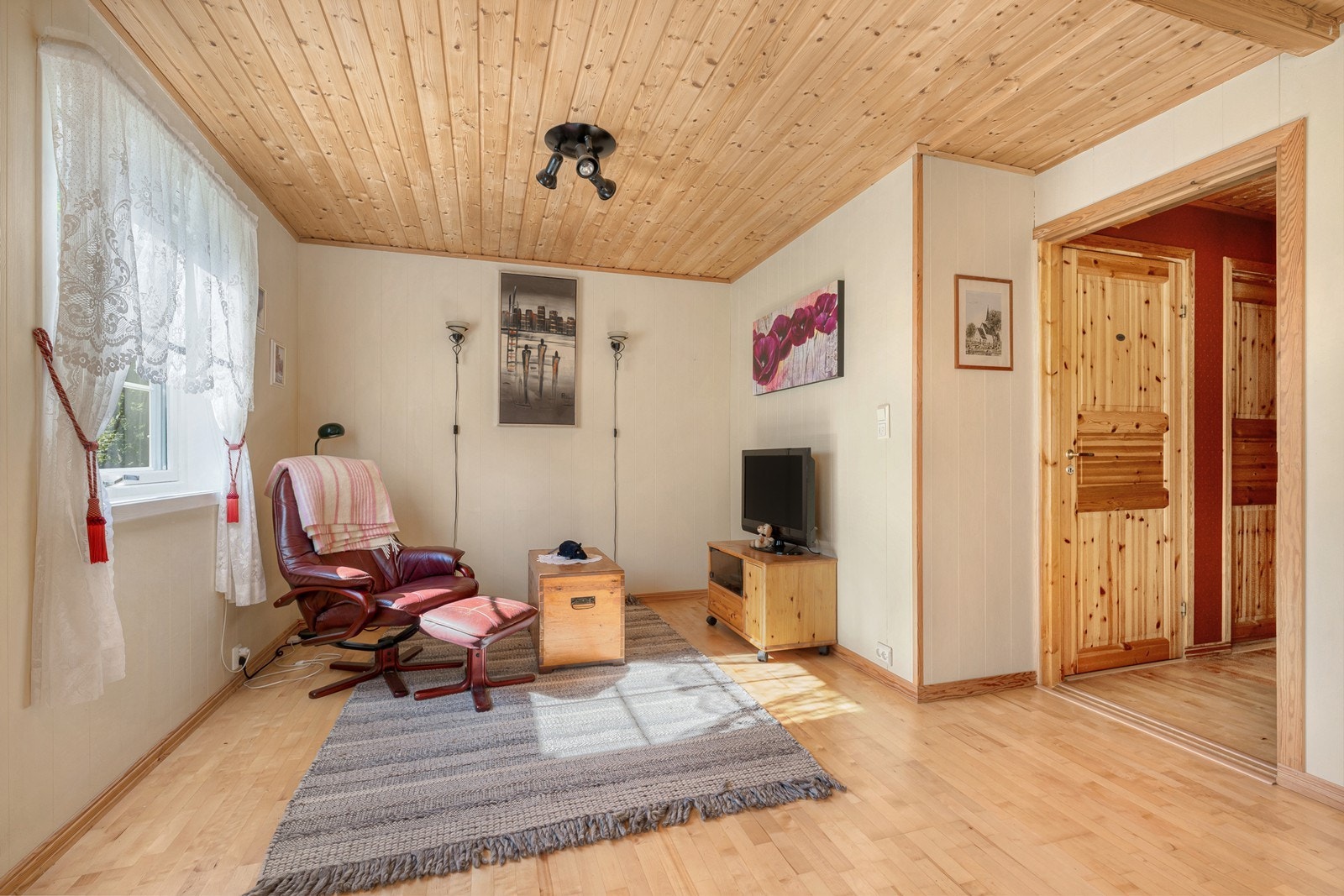 Stuen/kontoret er av god størrelse og kan med enkle grep endres tilbake til to soverom. Galleribilde