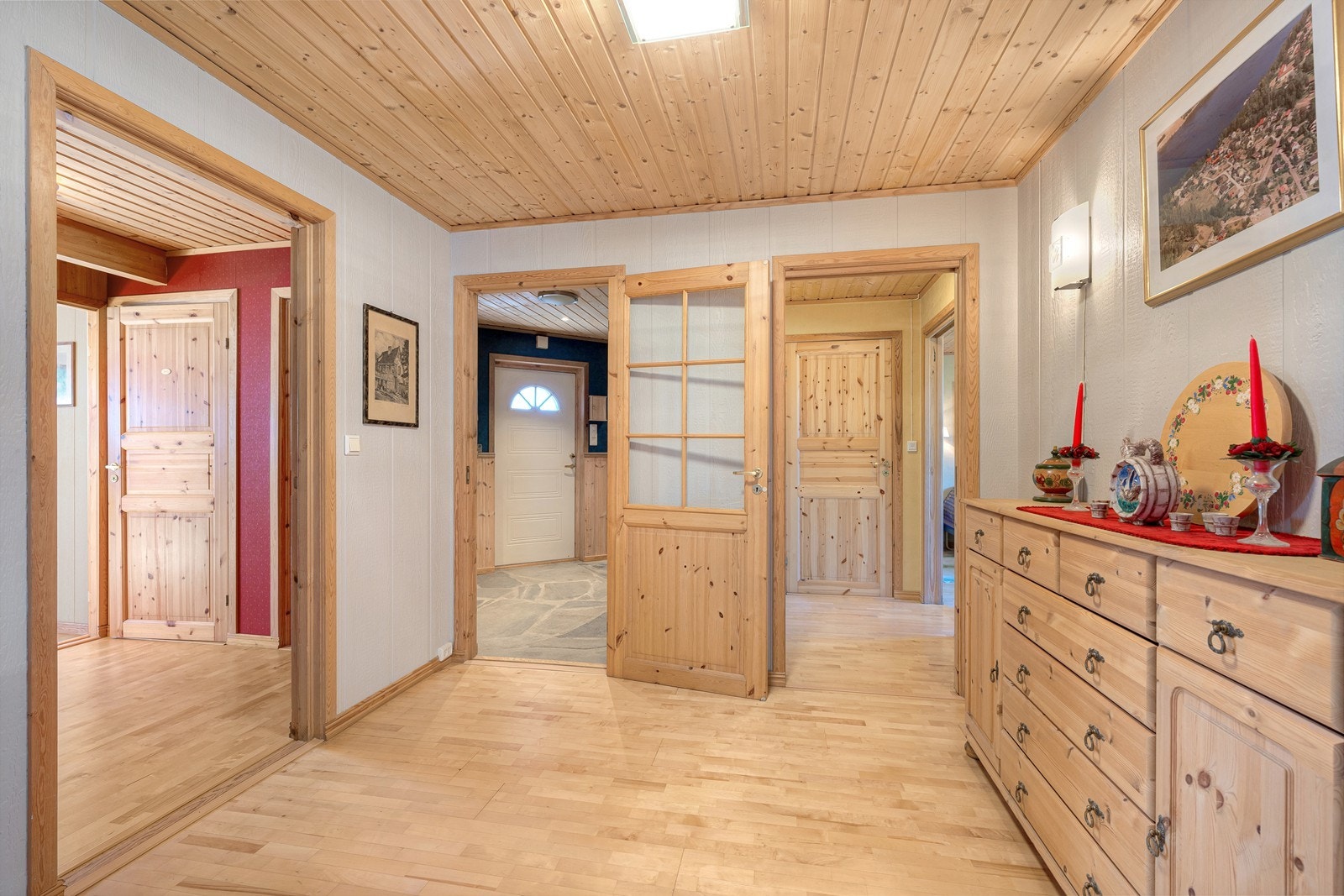 Fra entréen er det adkomst til stuen og til en mellomgang. Galleribilde